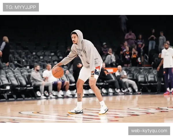 乔丹·汤普森训练完直接啃鸡胸肉，这自律程度谁顶得住啊