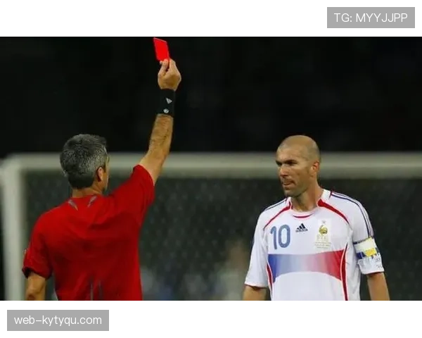 严重犯规判罚逻辑：裁判区分红黄牌的关键条件